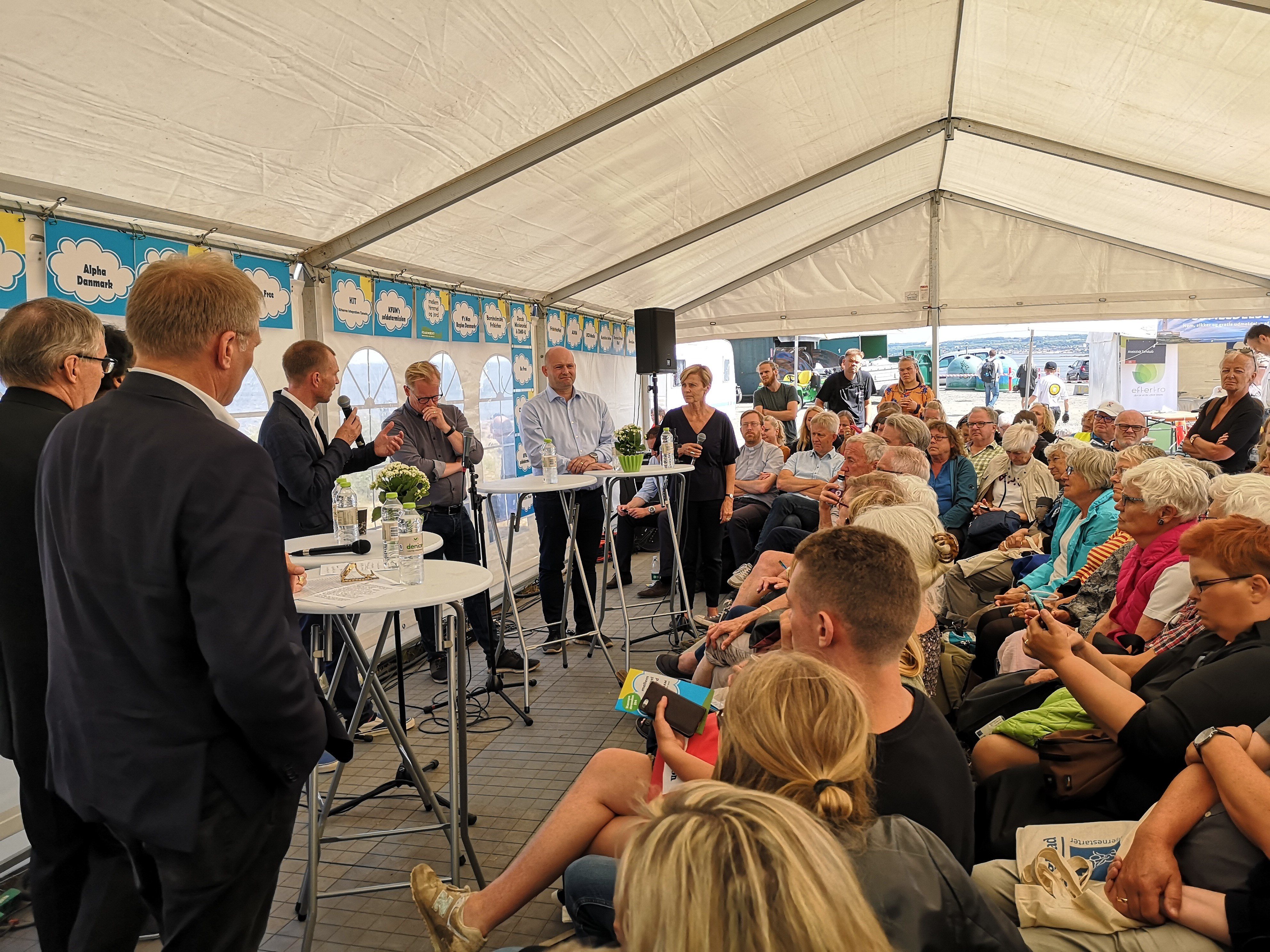 debat og folk i telt